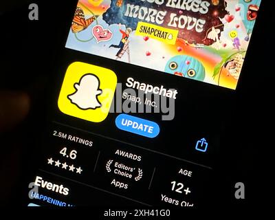 Cupertino, Californie, États-Unis. 11 juillet 2024. Snapchat . Snapchat est une application de messagerie multimédia américaine développée par Snap Inc La société opère dans le secteur des médias sociaux et a son siège social à Santa Monica, en Californie. Evan Spiegel est le PDG de Snap Inc., et le ticker est SNAP. Les produits de base incluent la messagerie photo et vidéo éphémère, les filtres de réalité augmentée et les histoires. Snapchat est connu pour ses fonctionnalités innovantes qui donnent la priorité à la confidentialité et à l'engagement des utilisateurs. (Crédit image : © Taidgh Barron/ZUMA Press Wire) USAGE ÉDITORIAL SEULEMENT! Non destiné à UN USAGE commercial ! Banque D'Images