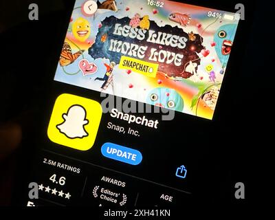 Cupertino, Californie, États-Unis. 11 juillet 2024. Snapchat . Snapchat est une application de messagerie multimédia américaine développée par Snap Inc La société opère dans le secteur des médias sociaux et a son siège social à Santa Monica, en Californie. Evan Spiegel est le PDG de Snap Inc., et le ticker est SNAP. Les produits de base incluent la messagerie photo et vidéo éphémère, les filtres de réalité augmentée et les histoires. Snapchat est connu pour ses fonctionnalités innovantes qui donnent la priorité à la confidentialité et à l'engagement des utilisateurs. (Crédit image : © Taidgh Barron/ZUMA Press Wire) USAGE ÉDITORIAL SEULEMENT! Non destiné à UN USAGE commercial ! Banque D'Images