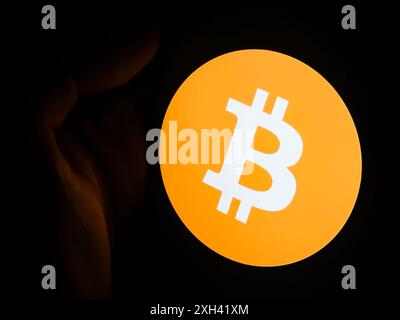 Cupertino, Californie, États-Unis. 11 juillet 2024. Un logo Bitcoin affiché sur un téléphone alors que la première crypto-monnaie financière au monde frappe 57 340,50 USD dans un effondrement par rapport à un sommet historique. (Crédit image : © Taidgh Barron/ZUMA Press Wire) USAGE ÉDITORIAL SEULEMENT! Non destiné à UN USAGE commercial ! Banque D'Images