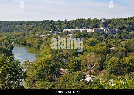 Le Capitole historique du Kentucky State Capitol, son dôme sous échafaudage, se trouve au-dessus de la rivière Kentucky à Frankfort. Banque D'Images