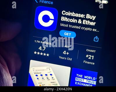 Cupertino, Californie, États-Unis. 11 juillet 2024. Coinbase.App.Coinbase est une plate-forme d'échange de crypto-monnaie leader basée aux États-Unis. Brian Armstrong est le PDG, et le ticker boursier est COIN. Les produits de base incluent l'achat, la vente et le stockage de crypto-monnaies. (Crédit image : © Taidgh Barron/ZUMA Press Wire) USAGE ÉDITORIAL SEULEMENT! Non destiné à UN USAGE commercial ! Banque D'Images