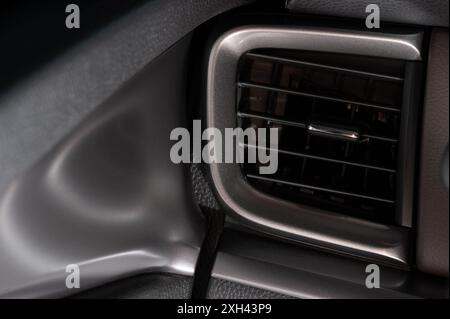 Trou de ventialtion de voiture dans l'intérieur moderne vue rapprochée Banque D'Images