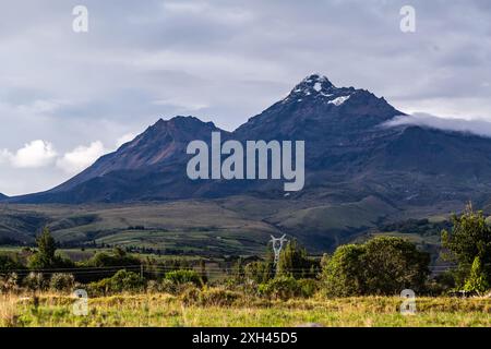 Volcan Ilinizas, paysage andin avec ses champs de culture et ses montagnes montrant leur verdure sur un matin clair, vue sud. Banque D'Images