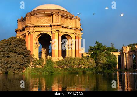 Le Palais des Beaux-Arts est une structure monumentale située dans le quartier Marina de San Francisco, en Californie, construite à l'origine pour le Panama-Pa de 1915 Banque D'Images