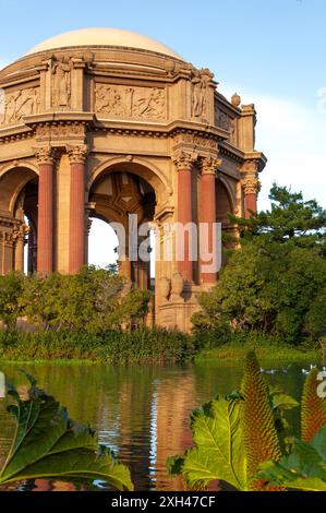 Le Palais des Beaux-Arts est une structure monumentale située dans le quartier Marina de San Francisco, en Californie, construite à l'origine pour le Panama-Pa de 1915 Banque D'Images