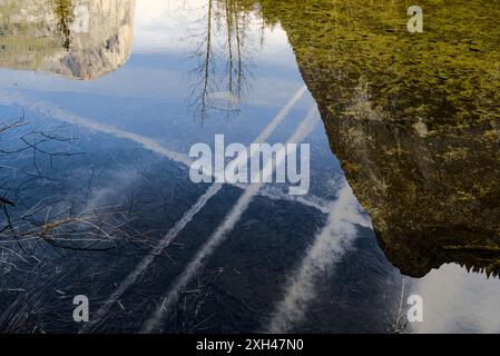 La vue hivernale du lac Mirror dans le parc national de Yosemite. Banque D'Images