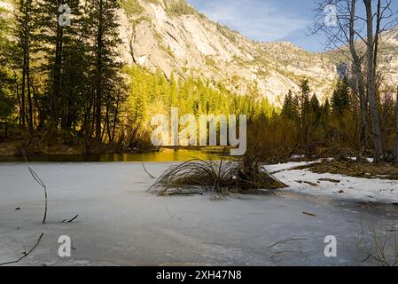 La vue hivernale du lac Mirror dans le parc national de Yosemite. Banque D'Images