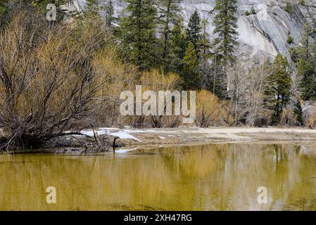 La vue hivernale du lac Mirror dans le parc national de Yosemite. Banque D'Images