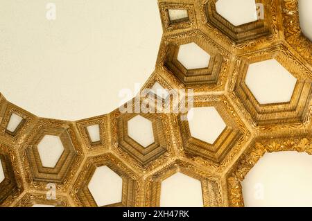 Un motif géométrique doré embellit le plafond intérieur de la rotonde du Palais des Beaux-Arts de San Francisco, CA. Banque D'Images