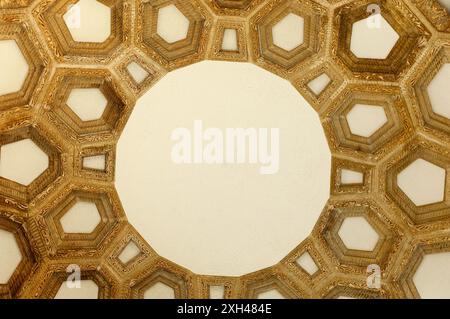 Un motif géométrique doré embellit le plafond intérieur de la rotonde du Palais des Beaux-Arts de San Francisco, CA. Banque D'Images