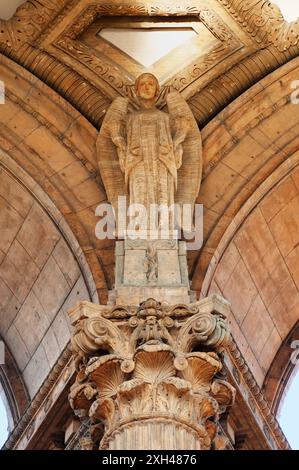 Une statue d'ange veille sur les visiteurs venant voir le Palais des Beaux-Arts, une structure monumentale située dans le quartier de la Marina de San Francisco, Banque D'Images