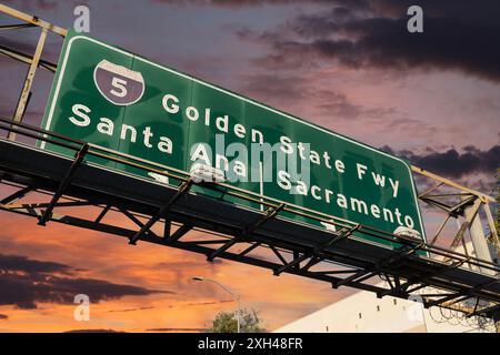 Vue de l'Interstate 5 Golden State Freeway, panneau vers Santa Ana ou Sacramento California, avec le ciel du coucher du soleil. Banque D'Images