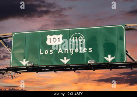 Los Angeles route 101 et 110 signe de flèche d'autoroute avec le ciel du coucher du soleil. Banque D'Images