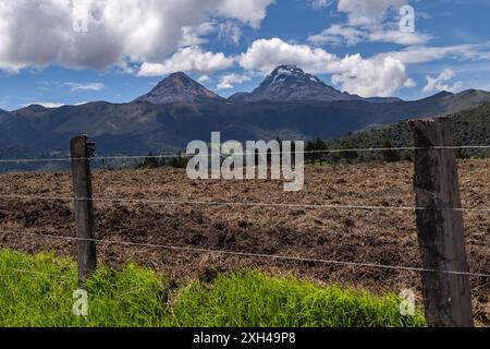 Paysage andin qui combine champs cultivés, forêt humide, montagnes et ciel bleu Banque D'Images