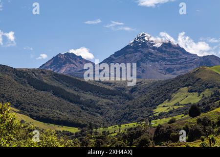 Volcan Ilinizas, paysage andin avec ses champs de culture et ses montagnes montrant leur verdure sur un matin clair, vue sud-est. Banque D'Images