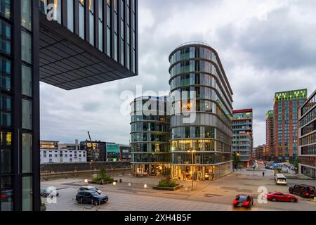 Düsseldorf : Medienhafen (Media Harbor), maison Hafenspitze avec hôtel Hyatt Regency (à gauche), bureau Speditionstraße 17 à Julo-Levin-Ufer à Dü Banque D'Images