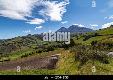 Volcan Ilinizas, paysage andin avec ses champs de culture et ses montagnes montrant leur verdure sur un matin clair, vue sud-est. Banque D'Images