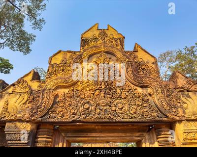 Banteay Srei Temple, un complexe de temple miniature construit entièrement en grès rouge dans la région d'Angkor, Cambodge. Banque D'Images