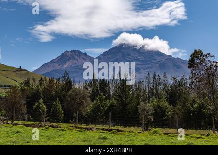 Volcan Ilinizas, paysage andin avec ses champs de culture et ses montagnes montrant leur verdure sur un matin clair, vue sud-est. Banque D'Images