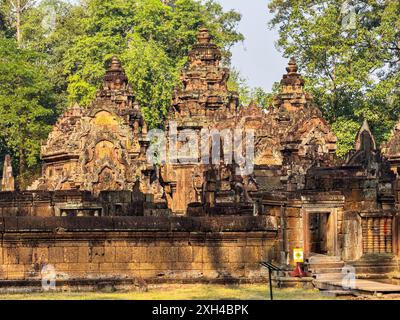 Banteay Srei Temple, un complexe de temple miniature construit entièrement en grès rouge dans la région d'Angkor, Cambodge. Banque D'Images