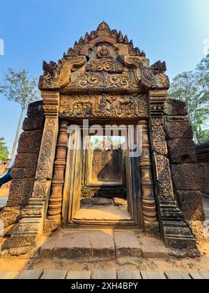 Banteay Srei Temple, un complexe de temple miniature construit entièrement en grès rouge dans la région d'Angkor, Cambodge. Banque D'Images