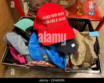 Chapeau rouge satirizing MAGA dans le bac à friandise dans le quartier Park Slope de Brooklyn, NY. Banque D'Images