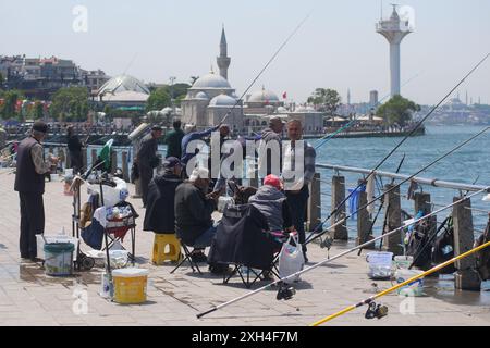 Turquie istanbul 12 janvier 2023. Pêcheur avec canne, moulinet sur le pont Banque D'Images