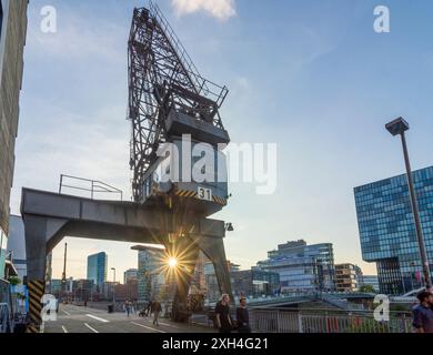 Düsseldorf : Medienhafen (Media Harbor), le pont vivant, restaurant Lido, maison Hafenspitze avec hôtel Hyatt Regency, ancienne grue à Düsseldorf und ne Banque D'Images