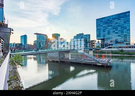 Düsseldorf : Medienhafen (Media Harbor), le pont vivant, restaurant Lido, maison Hafenspitze avec hôtel Hyatt Regency à Düsseldorf und Neanderland, Banque D'Images