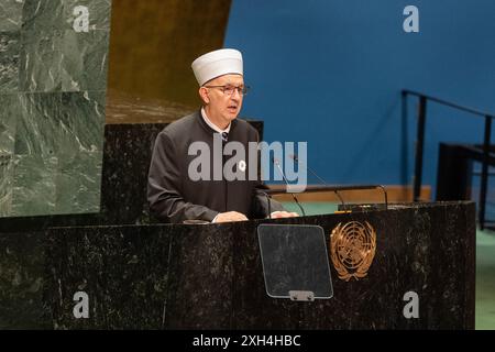 New York, États-Unis. 11 juillet 2024. Nedzad Grabus, Mufti de Sarajevo, prend la parole lors d'un événement commémoratif à l'occasion de la Journée internationale de réflexion et de commémoration du génocide de 1995 à Srebrenica, au Siège de l'ONU à New York, le 11 juillet 2024. (Photo de Lev Radin/Sipa USA) crédit : Sipa USA/Alamy Live News Banque D'Images