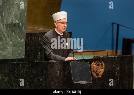 New York, États-Unis. 11 juillet 2024. Nedzad Grabus, Mufti de Sarajevo, prend la parole lors d'un événement commémoratif à l'occasion de la Journée internationale de réflexion et de commémoration du génocide de 1995 à Srebrenica, au Siège de l'ONU à New York, le 11 juillet 2024. (Photo de Lev Radin/Sipa USA) crédit : Sipa USA/Alamy Live News Banque D'Images