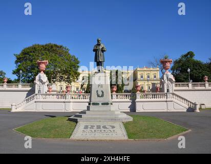 Vue sur la statue de Dom Pedro II et le palais de São Cristóvão, il a servi de résidence officielle à la famille royale. Quinta da Boa Vista Banque D'Images