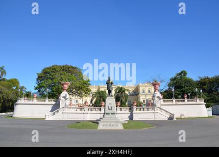 Vue sur la statue de Dom Pedro II et le palais de São Cristóvão, il a servi de résidence officielle à la famille royale. Quinta da Boa Vista Banque D'Images