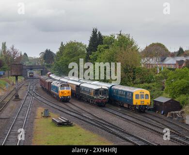 Loughborough station Throat (Great Central Railway) classe 50 50017 (gauche) 79900 Iris / 50203 + 59506 + 50266 (droite) Banque D'Images