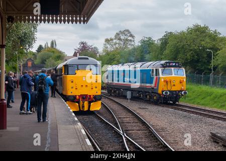 Préservé la classe 31 locomotive 31108 (à gauche) et la classe 50 50017 (à droite) à Leicester North sur le Great Central Railway Banque D'Images