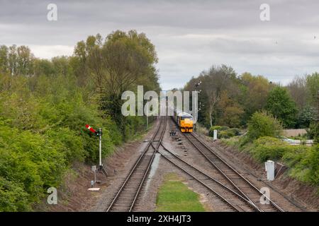 Locomotive diesel de classe 31 préservée 31108 circulant sur la double voie du Great Central Railway pendant le gala diesel de printemps des lignes préservées 2024 Banque D'Images