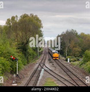 Locomotive diesel de classe 31 préservée 31108 circulant sur la double voie du Great Central Railway pendant le gala diesel de printemps des lignes préservées 2024 Banque D'Images