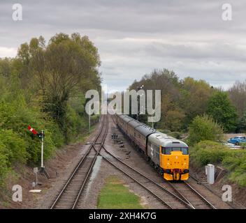 Locomotive diesel de classe 31 préservée 31108 circulant sur la double voie du Great Central Railway pendant le gala diesel de printemps des lignes préservées 2024 Banque D'Images