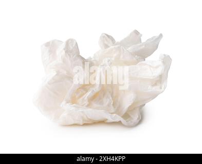 La vue avant de la boule de papier de soie blanche vissée ou froissée est isolée sur fond blanc avec chemin de découpage. Banque D'Images