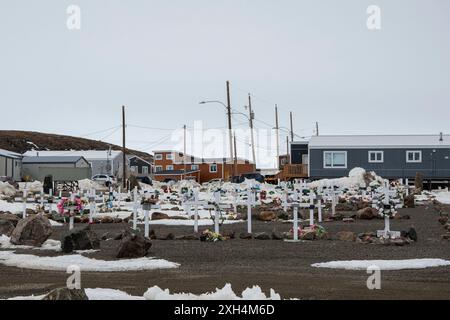 Croix blanches au cimetière municipal d'Iqaluit à Apex, Nunavut, Canada Banque D'Images