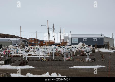 Croix blanches au cimetière municipal d'Iqaluit à Apex, Nunavut, Canada Banque D'Images