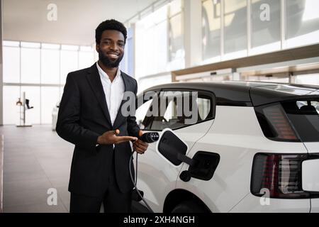 Le concessionnaire vend des VUS électriques dans la salle d'exposition des concessionnaires automobiles modernes Banque D'Images