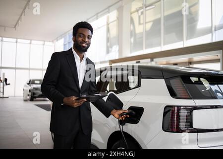 Le concessionnaire vend des VUS électriques dans un concessionnaire automobile moderne Banque D'Images