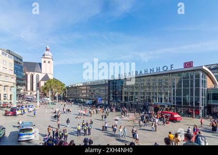 Köln, Cologne : Köln Hauptbahnhof Railway station, Church offert Maria Himmelfahrt, manifestation sur la place Bahnhofsvorplatz in , Nordrhein-Westfalen, NOR Banque D'Images