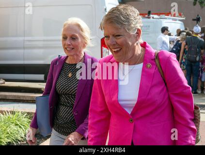 Washington, États-Unis. 09 juillet 2024. La représentante des États-Unis Mary Gay Scanlon (démocrate de Pennsylvanie), la gauche et la représentante des États-Unis Julia Brownley (démocrate de Californie) arrivent à la « réunion de toutes les mains » pour discuter de la candidature continue du président des États-Unis Joe Biden à sa réélection au siège du Comité national démocrate à Washington, DC, États-Unis le mardi 9 juillet 2024. Photo de Ron Sachs/CNP/ABACAPRESS. COM Credit : Abaca Press/Alamy Live News Banque D'Images