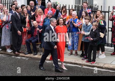 Photo datée du 05/07/24 du premier ministre nouvellement élu Sir Keir Starmer et de son épouse Victoria devant le 10 Downing Street après que le parti travailliste eut remporté les élections générales de 2024. Un sondage réalisé par Ipsos a révélé que les impressions des électeurs sur le nouveau premier ministre se sont améliorées depuis sa victoire électorale, 40% déclarant avoir une opinion favorable de Sir Keir. Date d'émission : vendredi 12 juillet 2024. Banque D'Images