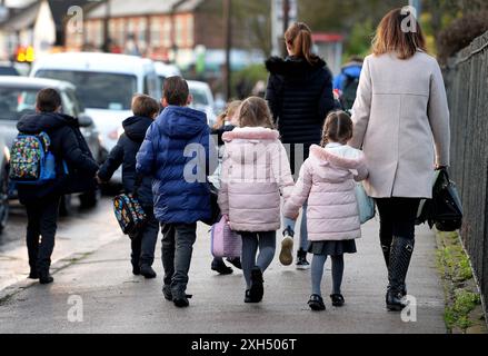 Photo du dossier datée du 17/01/20 de parents accompagnant leurs enfants à l'école à Hornchurch, Essex. D'anciens inspecteurs principaux ont déclaré que l'Ofsted est confrontée à une "crise existentielle" et qu'un "changement fragmentaire" ne suffit pas, car l'institution fait l'objet d'un examen minutieux après la mort de la directrice Ruth Perry. Date d'émission : vendredi 12 juillet 2024. Banque D'Images