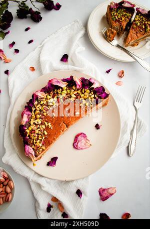 Gâteau d'amour persan décoré de pistaches écrasées et de pétales de rose séchés Banque D'Images