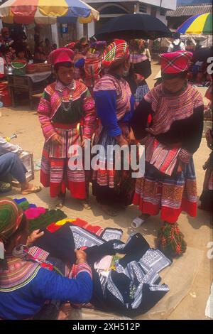 Fleurs Hmong filles regardant les tissus, bac Ha marché, pris en 1999, sa Pa, Lao Cai Province, Vietnam, Asie Banque D'Images