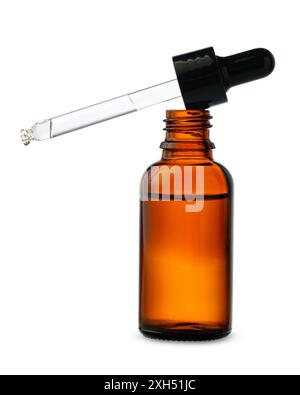 Bouteille compte-gouttes avec liquide tombant sur un fond blanc Banque D'Images